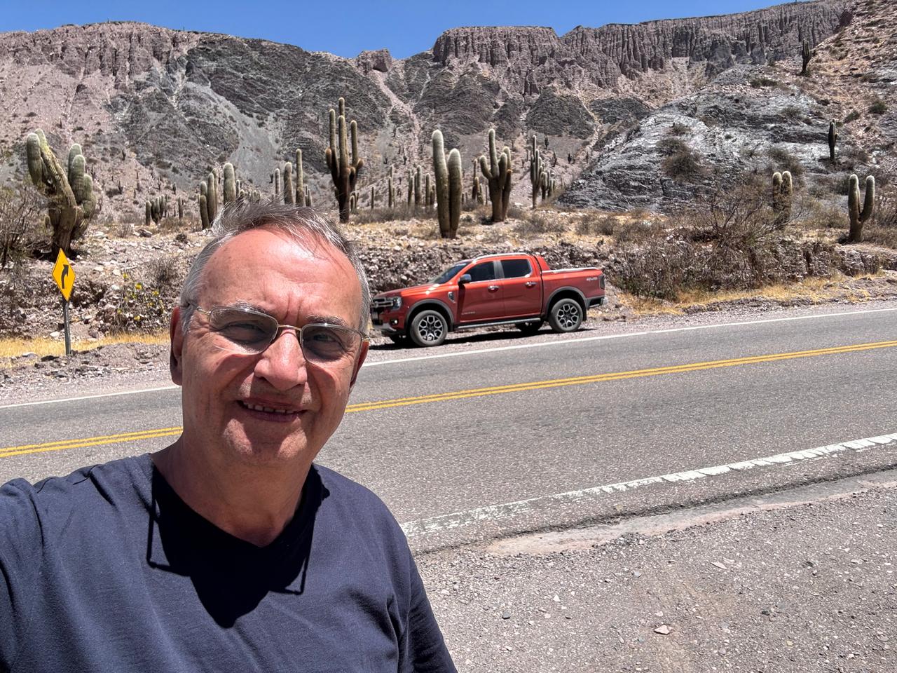Jornalista Antonio Carlos Silva na estrada com a Ford Ranger Limited laranja